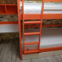 Кровать двухъярусная деревянная Tokka с подъемным механизмом