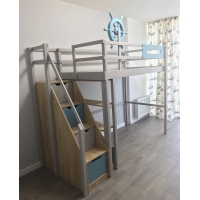 Дитяче ліжко-горище з дерева з комодними сходами 